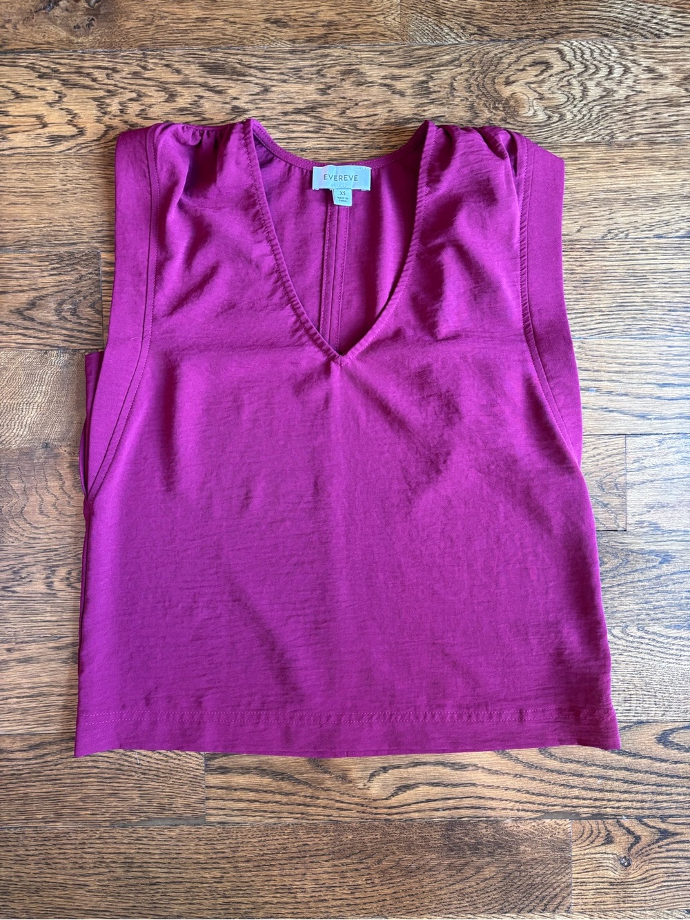 EVEREVE Maroon Sleeveless V-Neck Tank in Women’s XS